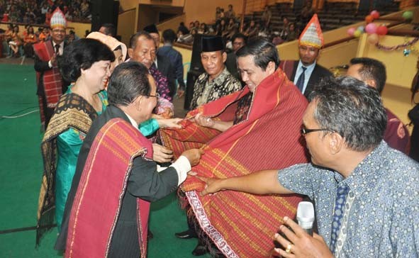 Gubernur HBA dikenakan Ulos oleh tokoh masyarakat Batak Jambi.